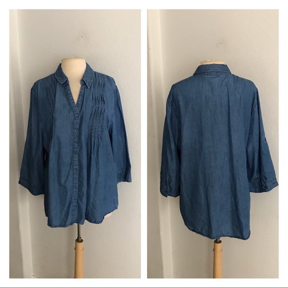 Gloria Vanderbilt Tops - CLOSETCLOSING! Gloria Vanderbilt chambray btn down